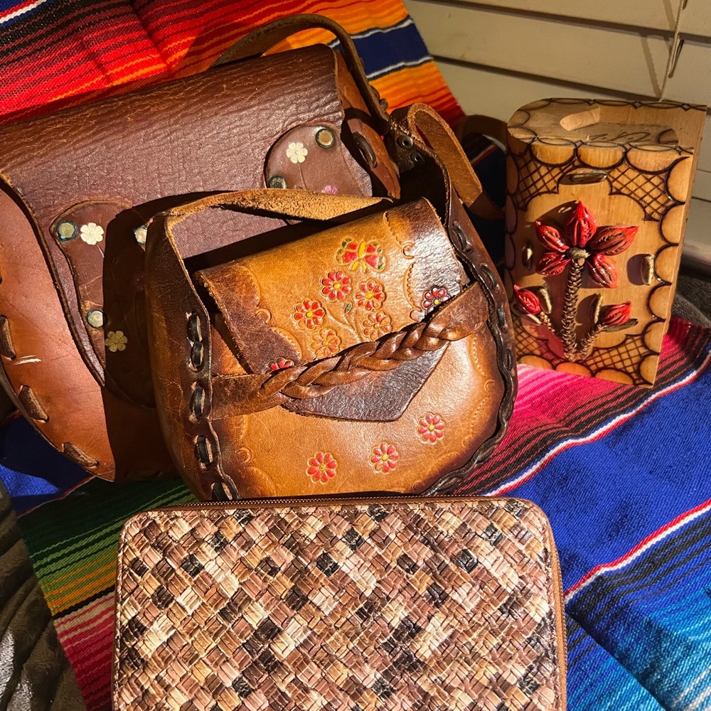 Vintage Leather Shoulder Bags Medium & Mini w/new wallet, storage box, sm. shawl - Picture 2 of 16
